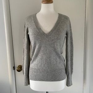 100% Cashmere Light Grey V-neck Sweater Size M